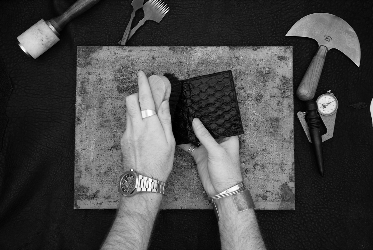 Cours de maroquinerie à l'atelier